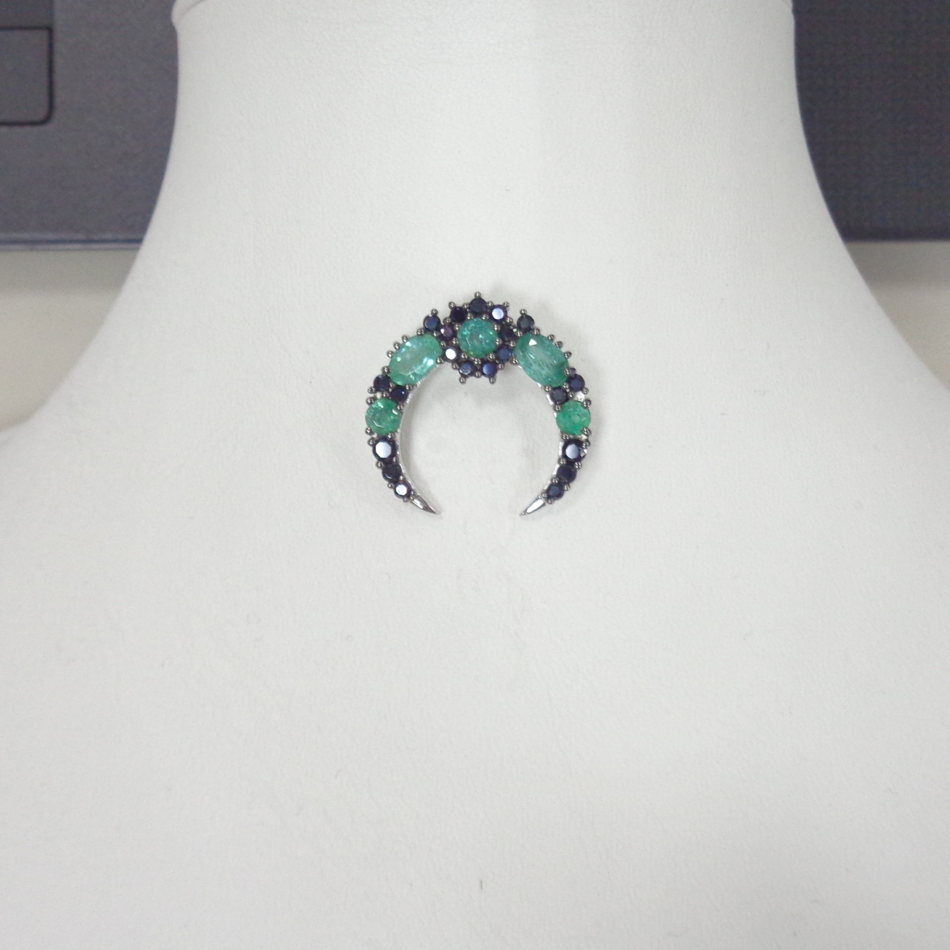 Серебряная подвеска с изумрудами "Лунница"